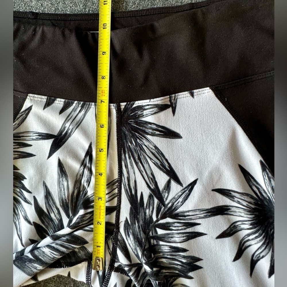 Betsey Johnson Women’s Black and White floral tropical capri leggings. Size M - Picture 3 of 8